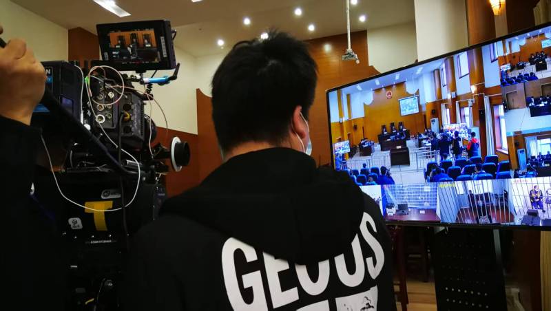AI生成VS人工创意——新都区广告片拍摄公司的技术浪漫主义实践